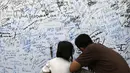 Pengunjung menuliskan dukungan buat Polri pasca kerusuhan di Rutan cabang Salemba Mako Brimob saat acara Car Free Day di Kawasan Bundaran Hotel Indonesia, Jakarta, Minggu (13/5). (Liputan6.com/Helmi Fithriansyah)