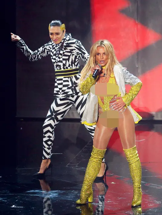 Aksi panggung Britney Spears saat acara MTV VMA 2016 di New York, AS, (28/8). Britney Spears juga membawakan lagu 'Me, Myself & I'. (REUTERS/Lucas Jackson)