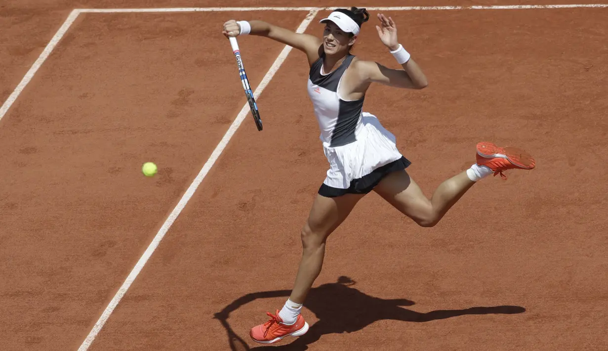 Aksi Garbine Muguruza mengembalikan bola saat melawan Anett Kontaveit pada ajang Prancis Terbuka di Roland Garros stadium, Paris, (31/5/2017). (AP/Petr David Josek)