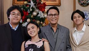 Yuni Shara turut merayakan Natal 2025 bersama mantan suami, Henry Siahaan. Momen penuh kasih, toleransi, dan silaturahmi ini dibagikan di medsos. (Foto: Dok. Instagram @yunishara36)