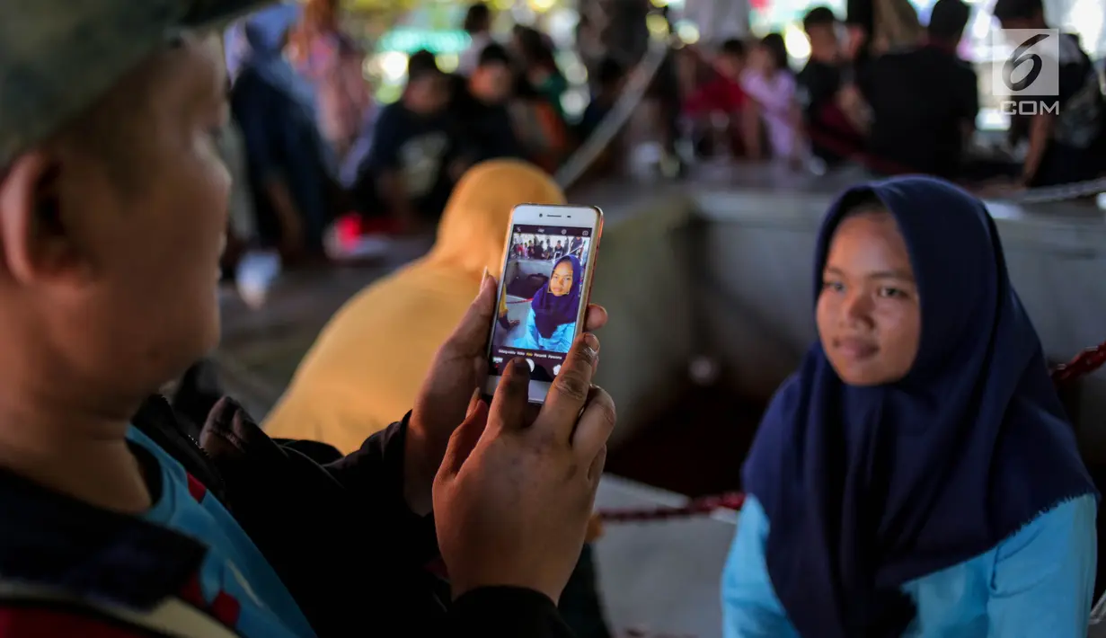 Seorang anak difoto saat mengunjungi Monumen Pancasila Sakti, Lubang Buaya, Jakarta, Minggu (1/10). Mereka mengajak keluarga atau rombongan sekolah untuk mengadakan napak tilas ke monumen Kesaktian Pancasila. (Liputan6.com/Faizal Fanani)