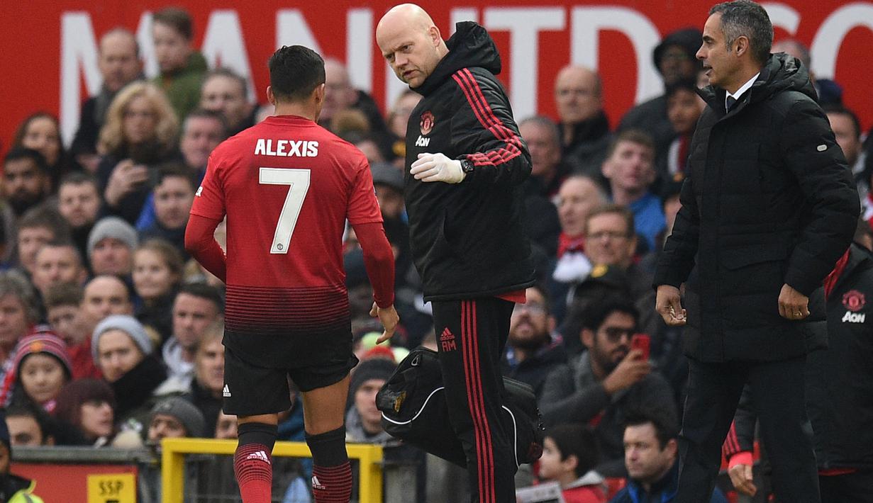 Striker Manchester United, Alexis Sanchez meninggalkan lapangan setelah mengalami cedera saat menghadapi Reading pada laga putaran ketiga Piala FA 2018/2019 di Old Trafford Stadium, Manchester (5/1/2019). Setelah sejak tengah musim 2016/2017 tak bertuan, nomor punggung 7 akhirnya dikenakan Alexis Sanchez saat didatangkan MU dari Arsenal pada tengah musim 2017/2018. Hanya bertahan 1,5 musim, Alexis Sanchez meninggalkan MU di akhir musim 2018/2019. (AFP/Oli Scarff)
