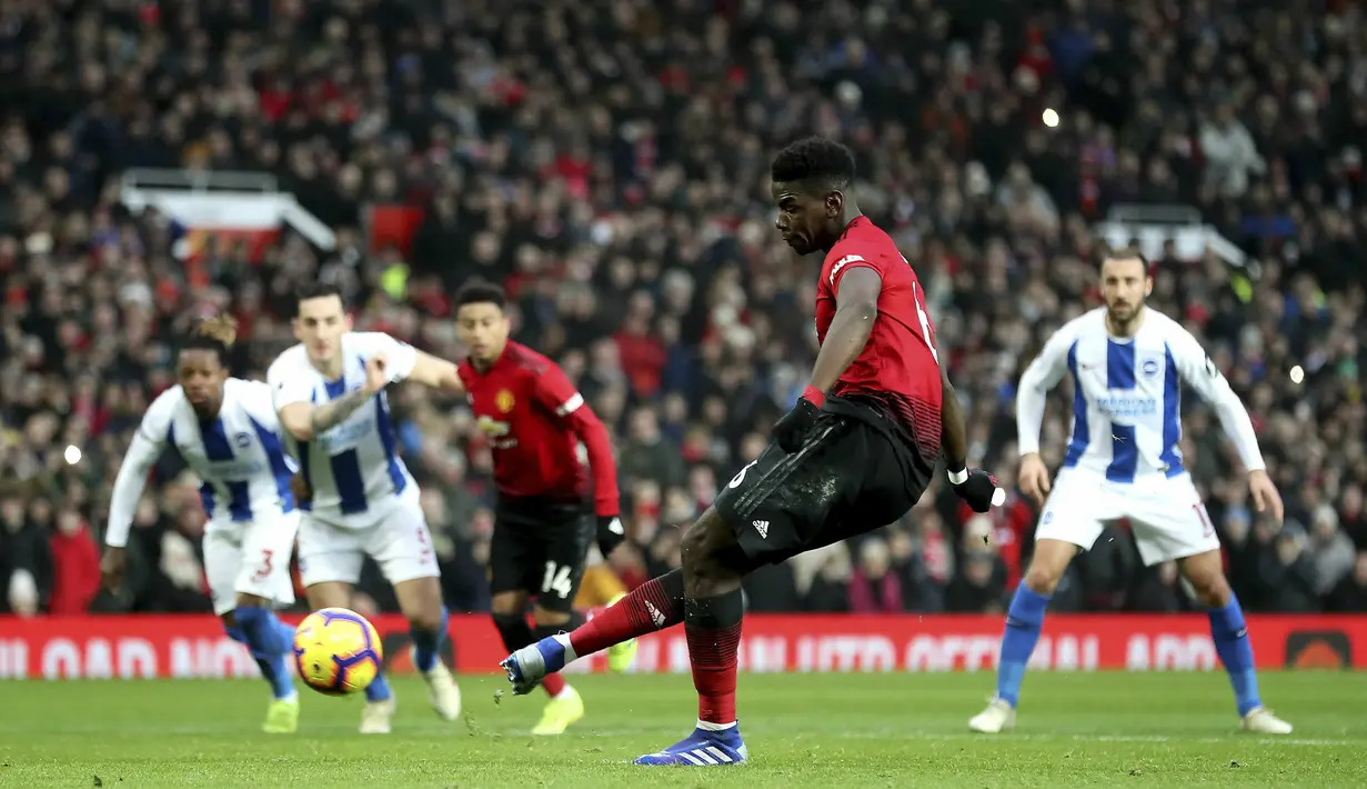 Gelandang Manchester United, Paul Pogba, mencetak gol melalui tendangan penalti pada laga Premier League di Stadion Old Trafford, Sabtu (19/1). Manchester United menang 2-1 atas Brighton and Hove Albion. (AP/Martin Rickett)
