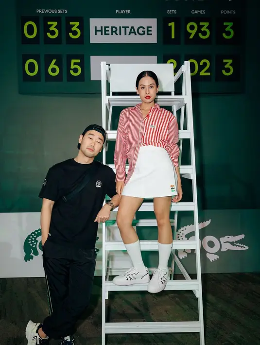 Di look terakhir, Maudy dan Jesse pilih tampil dengan outfit sporty yang kontras. Maudy kenakan kemeja bergaris dan rok mini putih. Sedangkan Jesse pilih padukan t-shirt dan sweatshirt navy [@jessechoi]