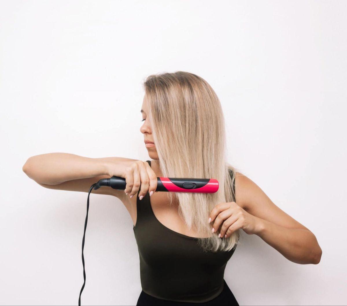 Hindari aktivitas mengeringkan rambut dengan suhu panas berlebihan. Biarkan saja rambut kering secara alami atau bungkus rambut dengan handuk microfiber yang menyerap air.&nbsp;