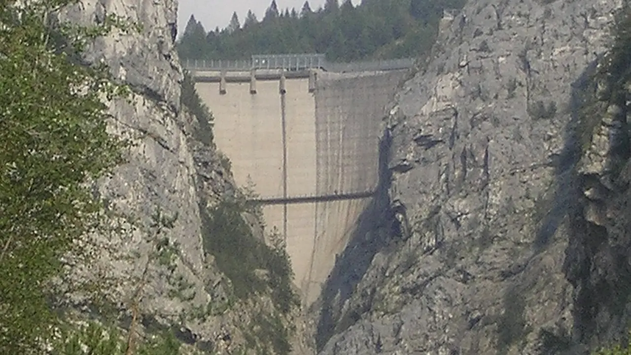 Bendungan Diga Vajont (wikimedia commons)