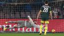 Kiper AC Milan,  Gianluigi Donnarumma mencoba menjangkau bola yang masuk ke gawang saat melawan SSC Napoli pada pertandingan Serie A pekan ke-26 di San Paolo, Naples, Selasa (23/2/2016) dini hari WIB. (AFP/Carlo Hermann)
