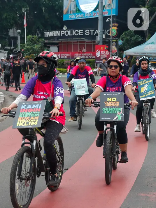 Aktivis dari berbagai penggiat lingkungan melakukan aksi damai di Hari Bebas Kendaraan (Car Free Days) di kawasan Bundaran HI, Jakarta,  Minggu (12/3/2023). Selain memperingati Hari Perempuan Internasional, aksi Women Pedal for People Planet tersebut dilakukan guna mengajak masyarakat untuk melakukan perlawanan terhadap krisis iklim yang berdampak pada kehidupan manusia dan ekologi. (Liputan6.com/Angga Yuniar)
