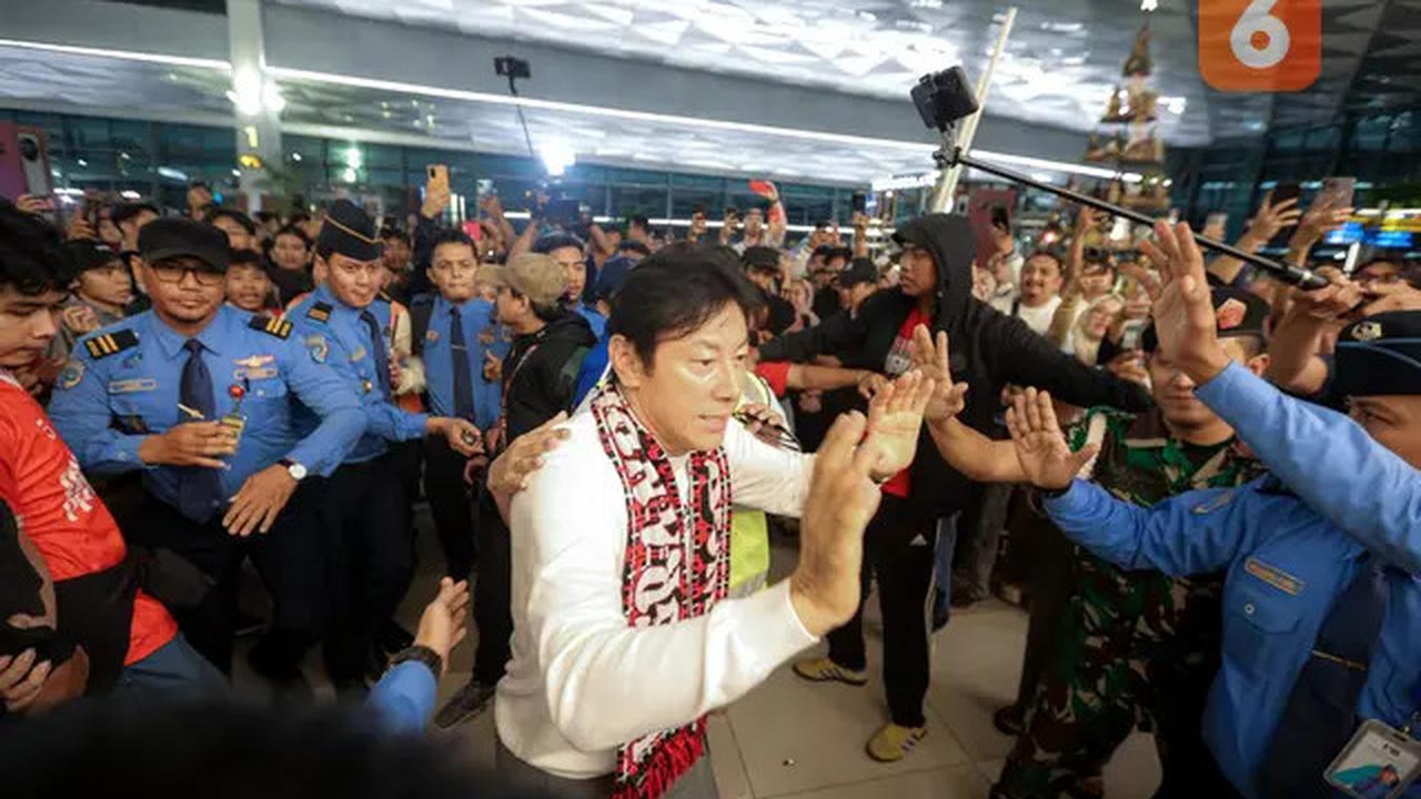 Foto: Pulang ke Korea Selatan, Shin Tae-yong Dilepas dengan Meriah oleh Masyarakat dan Suporter Indonesia