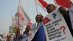 Massa dari Serikat Pekerja Jakarta International Container Terminal melakukan aksi teaterikal di depan Istana Merdeka, Jakarta, Rabu (8/7/2015). Mereka menuntut presiden untuk menolak perpanjangan konsesi aset PT. JICT (Liputan6.com/Faizal Fanani)