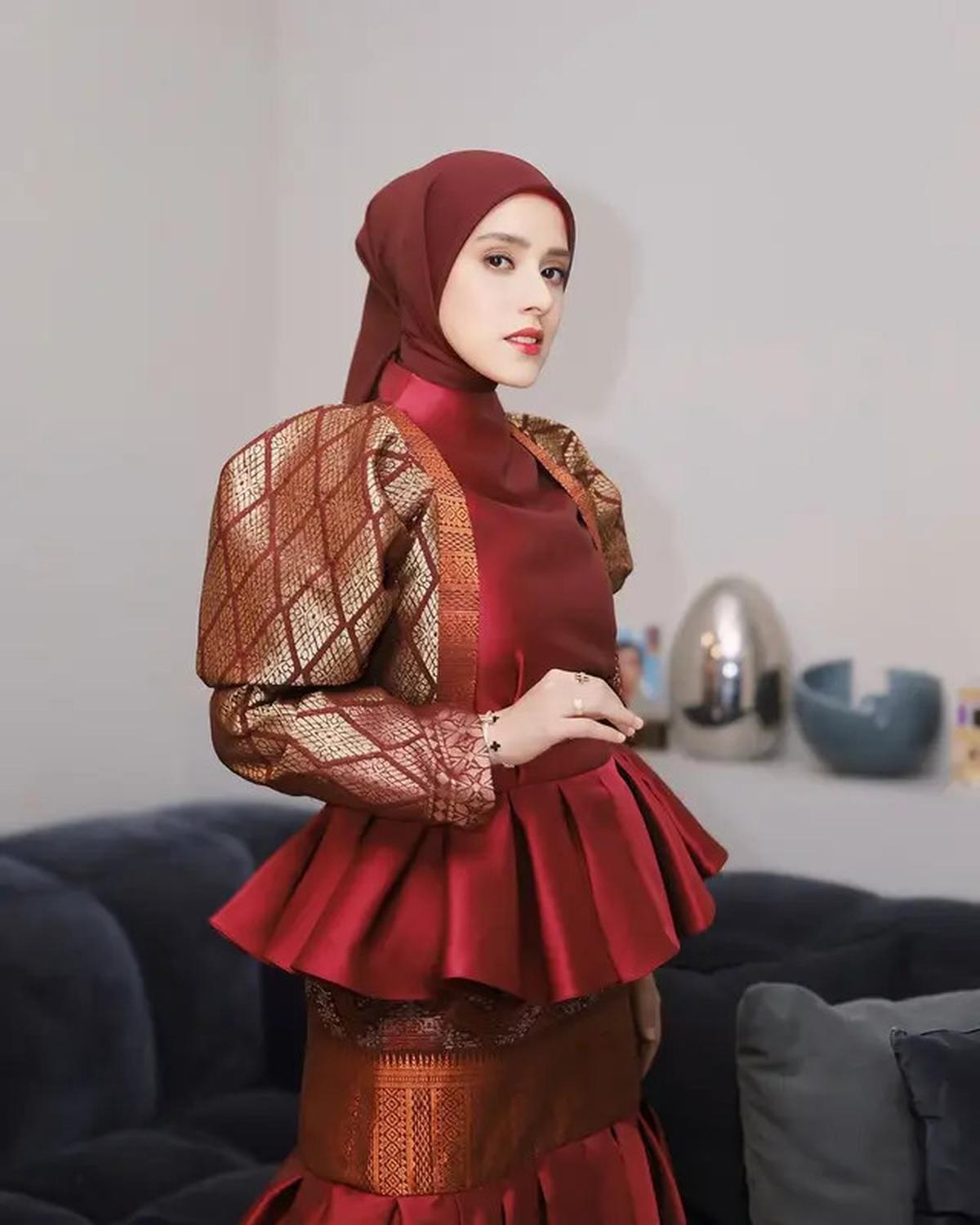 7 Potret Artis Berhijab Keturunan Pakistan, Punya Aura Perempuan Arab