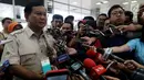 Ketua Umum Partai Gerindra Prabowo Subianto menjawab pertanyaan wartawan saat menyambangi Kompleks Parlemen, Jakarta, Rabu, (16/5). Selain membahas teror, Prabowo juga berkordinasi dan diskusi bersama politisi Gerindra di DPR. (Liputan6.com/JohanTallo)