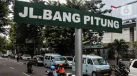 Pengendara melintas di Jalan Bang Pitung nama jalan baru yang mengganti Jalan Raya Kebayoran Lama di kawasan Rawa Belong, Jakarta, Senin (27/6/2022). Gubernur DKI Jakarta Anies Baswedan baru saja mengganti 22 nama jalan di Jakarta, salah satunya Jalan Raya Kebayoran Lama. (Liputan6.com/Johan Tallo)