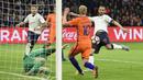 Bek Italia, Leonardo Bonucci, berhasil menjebol gawang Belanda. Gol Italia dicetak oleh Eder Martins, pada menit ke-11 dan Leonardo Bonucci, menit-32, sedangkan gol Belanda datang dari lesakan bunuh diri Alessio Romagnoli menit ke-10. (AFP/John Thys)