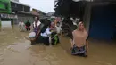 Sejumlah warga tak sempat menyelamatkan diri ke luar wilayah tersebut. (merdeka.com/Arie Basuki)
