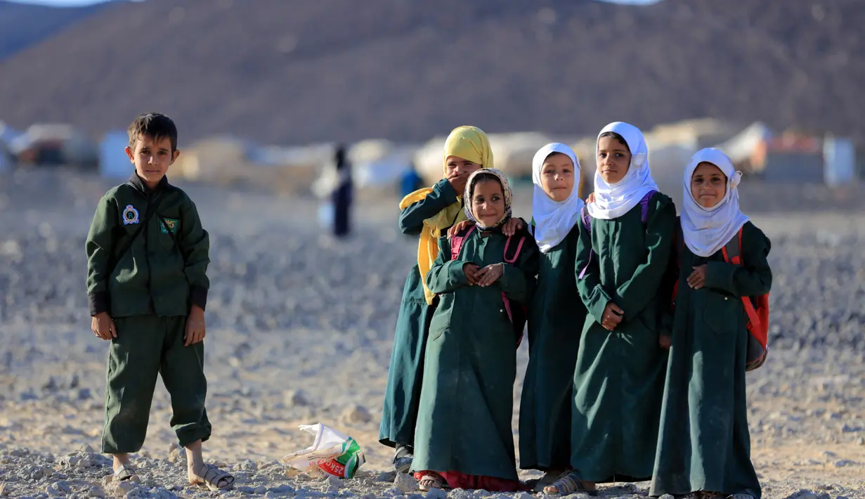 Anak-anak sekolah difoto di sebuah kamp untuk pengungsi internal di pinggiran kota Marib di timur laut Yaman (26/10/2021). Kamp pengungsi ini merupakan benteng utara terakhir pemerintah Yaman yang didukung Saudi. (AFP/STR)