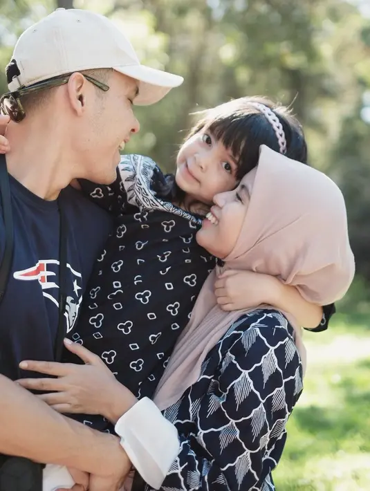 "Bangga sama kak @benkasyafani sudah mempertemukan siena dgan ibu kandungnya smoga selalu sperti ini ya ka ben untuk siena," tulis saricristya. (Instagram/nesyanabila)