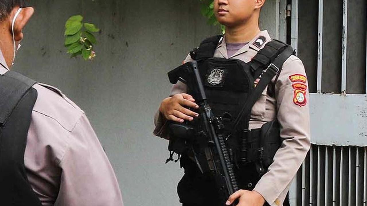 FOTO: Polisi Bersenjata Laras Panjang Kawal Ketat Penggeledahan Rumah Ketua KPK Firli Bahuri