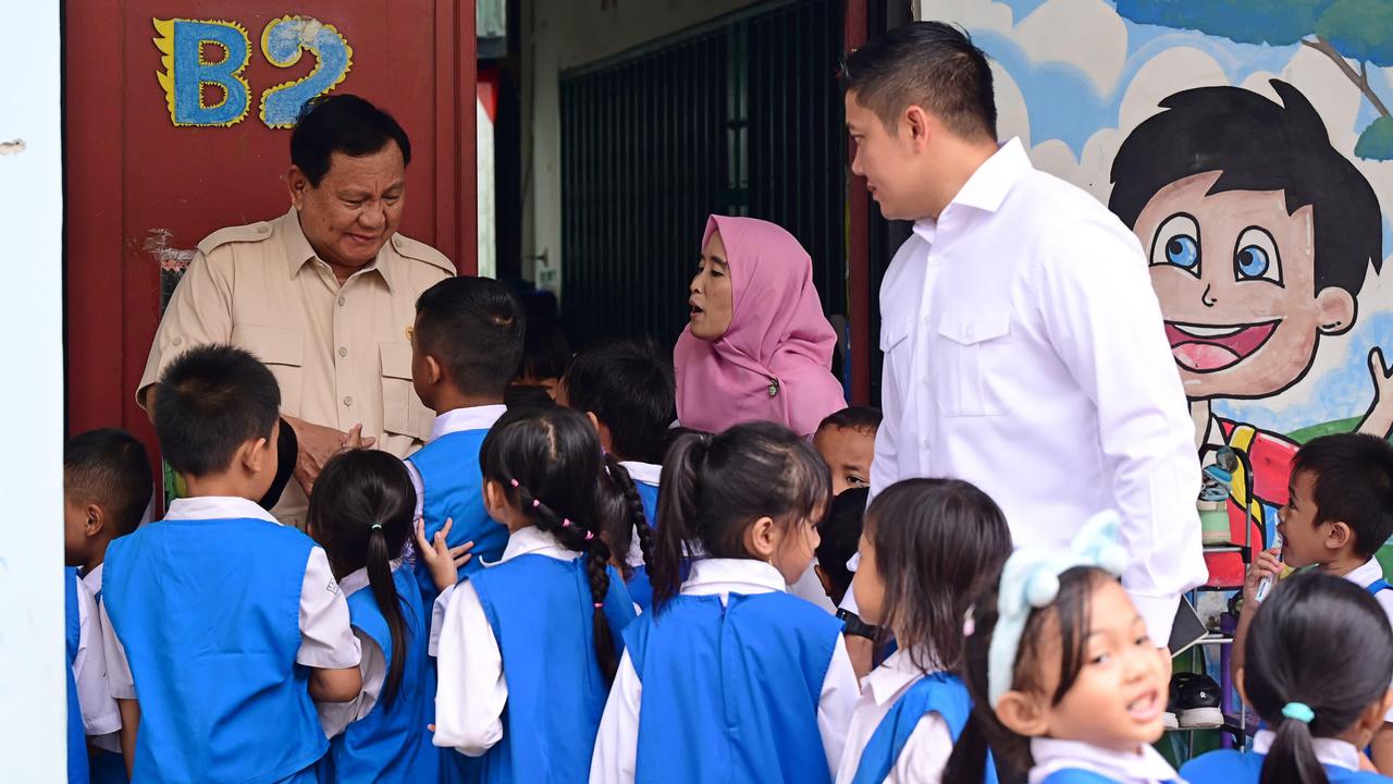 Prabowo tinjau Makan Bergizi Gratis di SD dan TK di Jakarta Timur