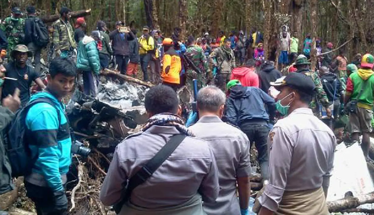 Tim Basarnas dibantu warga mengevakuasi jenazah korban pesawat Trigana Air di Oksob, Pegunungan Bintang, Papua, Selasa (18/8/2015). Pesawat yang membawa 54 penumpang tersebut ditemukan dalam keadaan hancur dan terbakar. (Istimewa)