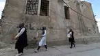 Sejulmah wanita dari Relawan Irak di asosiasi lokal saat mendistribusikan jatah makanan ke rumah tangga selama bulan Muslim Ramadhan di kota Mosul utara (7/5/2021). (AFP Photo/Zaid AL-Obeidi)