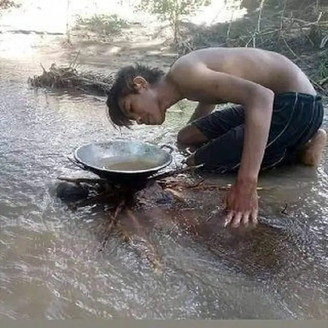 6 Potret Orang Tetap Santai Meski Banjir Ini Bikin Deg-degan Lihatnya