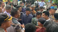 Massa yang mengatasnamakan Aliansi Masyarakat Sipil Sultra Cinta Demokrasi menggelar demo di depan Hotel Claro, Kota Kendari, Jumat (8/3/2024) (Istimewa)