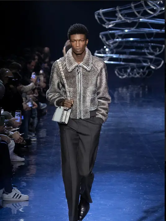 Eksperimen sartorial terlihat bermain dengan ragam kreasi, menampilkan gaya yang tak disangka.  [Foto: FENDI]