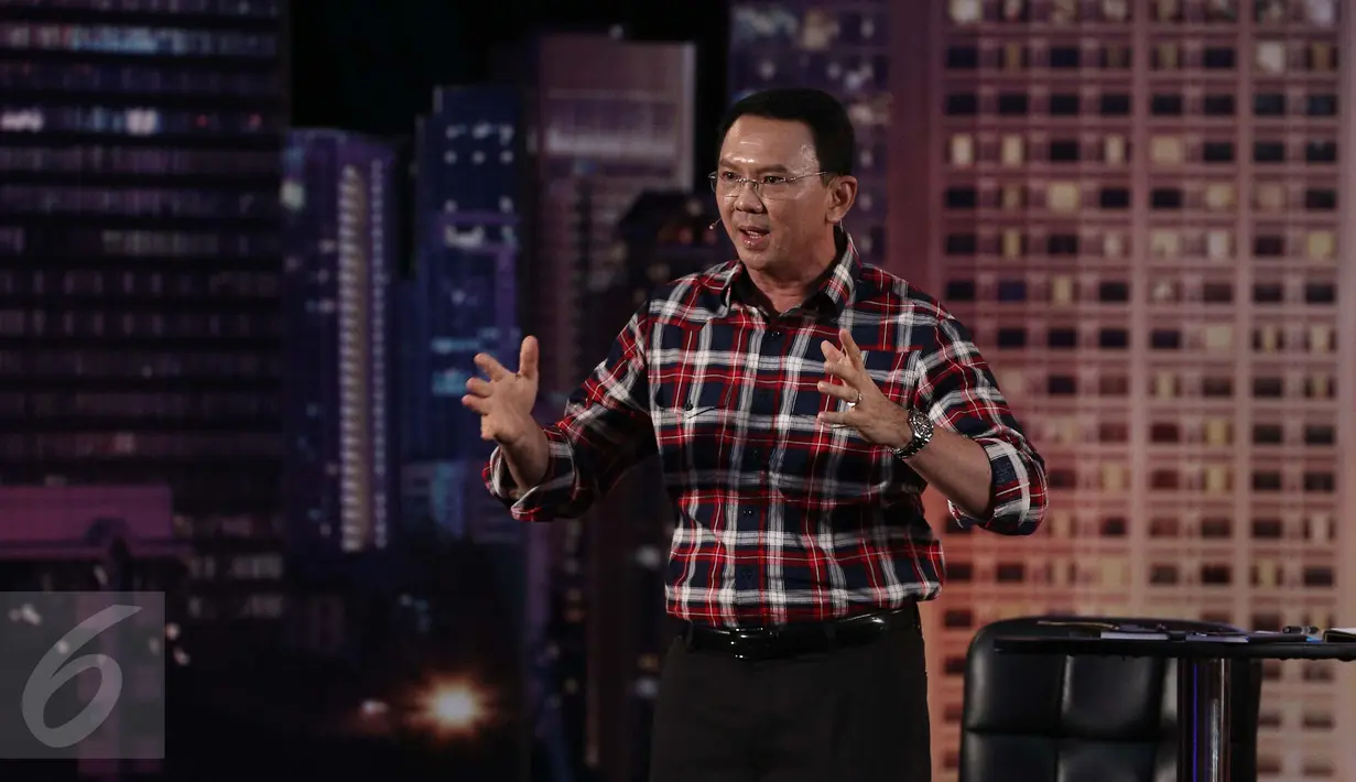 Ekspresi Basuki T Purnama (Ahok) saat memaparkan visi misi pada debat perdana Cagub DKI Jakarta di Bidakara, Jakarta, Jumat (13/1). Ahok akan atasi kemiskinan tanpa bantuan tunai. (Liputan6.com/Faizal Fanani)
