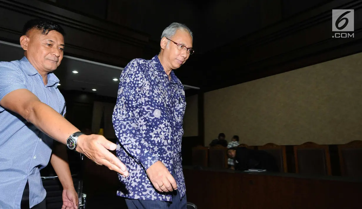 Dokter RS Permata Hijau, Bimanesh Sutarjo (tengah) bersiap mengikuti sidang perdana di Pengadilan Tipikor, Jakarta, Kamis (8/3). Sidang beragendakan pembacaan dakwaan dari Jaksa Penuntut Umum. (Liputan6.com/Helmi Fithriansyah)