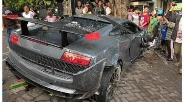 Kebut-kebutan ilegal yang dilakukan dua mobil super kencang ini menewaskan satu orang dan melukai beberapa orang.