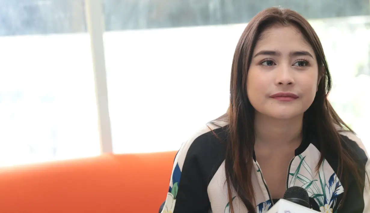 Lagu 'Sahabat Hidup' dibawakan dalam mini konsernya yang didedikasikan untuk mendiang Nurul. Suasana haru ketika musik baru dimainkan. Lebih 500 Prillvers yang memenuhi konser mini terbuai dalam kenangan manis bersama Nurul. (Adrian Putra/Bintang.com)