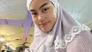 Pamer wajah polos tanpa makeup usai shalat di Masjid Nabawi, Madinah, anak sulung Alya Rohali ini ramai dipuji. Tak sedikit netizen yang bubuhkan komentar pujian untuk Jani. Namira Adjani memang dikenal sebagai anak artis yang tidak neko-neko dan selalu berpenampilan sederhana. Senyuman tipis yang dipamerkannya membuat pesonanya semakin terpancar. (Liputan6.com/IG/@namiradjani)