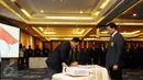 Ketua KONI Pusat, Tono Suratman (kiri) menandatangani nota pelantikan pengurus PP PBSI di Jakarta, Kamis (19/1). Wiranto menjabat sebagai Ketua Umum PP PBSI periode 2016-2020. (Liputan6.com/Helmi Fithriansyah)