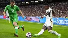 Penyerang Real Madrid Vinicius Junior berebut bola dengan bek Real Betis Sokratis Papastathopoulos pada pekan ke-38 (pekan terakhir) La Liga 2023/2024 di Santiago Bernabeu, Minggu (26/5/2024). (AP Photo/Manu Fernandez)