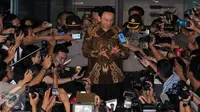 Gubernur DKI Jakarta Basuki Tjahaja Purnama (Ahok) usai diperiksa KPK selama 12 jam, Jakarta, Selasa (12/4). Ahok menyebut BPK menyembunyikan data kebenaran. (Liputan6.com/Helmi Afandi)