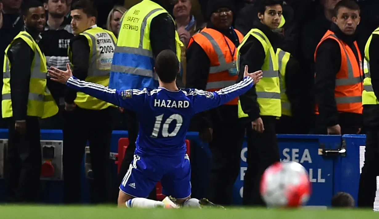  Gelandang Chelsea, Eden Hazard melakukan selebrasi usai mencetak gol kegawang Tottenham pada lanjutan liga Inggris  di Stamford Bridge, London, (3/5). Chelsea bermain imbang dengan Tottenham dengan skor 2-2. (AFP PHOTO/BEN STANSALL) 