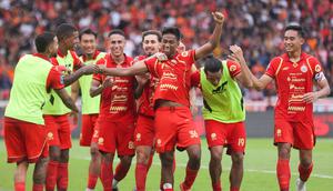 Pemain Persija Jakarta merayakan gol yang dicetak oleh Aditya Warman (tengah) ke gawang Persijap dalam laga lanjutan BRI Super League 2025/2026 di Stadion Utama Gelora Bung Karno (SUGBK), Senayan, Jakarta, Sabtu (03/01/2025). (Bola.com/Abdul Aziz)