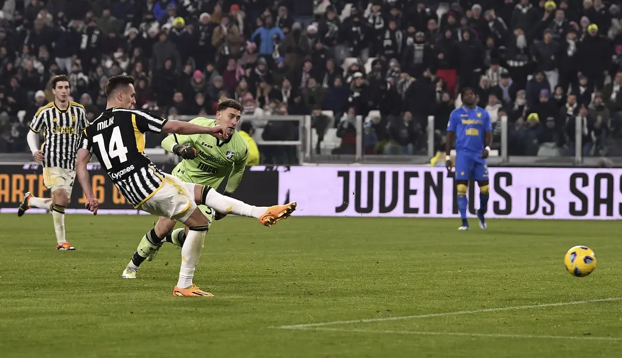 Pemain Juventus, Arkadiusz Milik mencetak gol ketiganya ke gawang Frosinone pada babak perempat final Coppa Italia di Allianz Stadium, Juventus, Jumat (12/01/2024) dini hari WIB. (AP Photo/LaPresse/Fabio Ferrari)