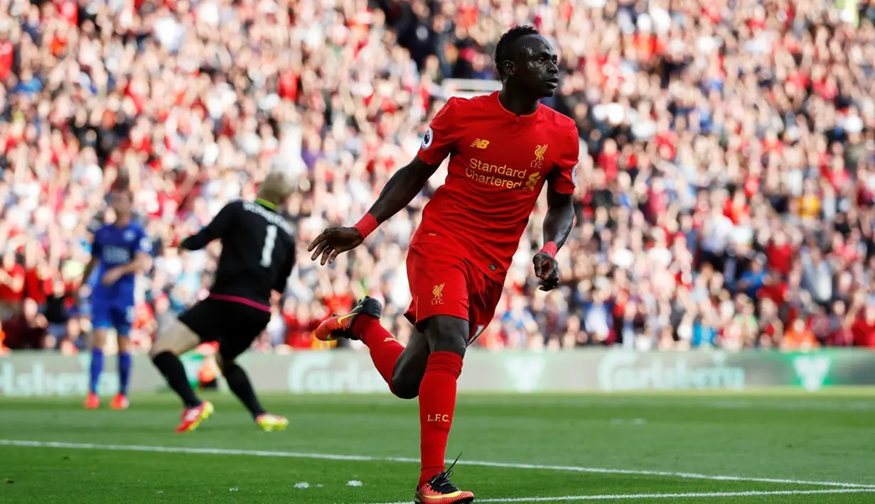 Ekspresi pemain Liverpool, Sadio Mane, setelah mencetak gol kedua ke gawang Leicester City dalam laga Premier League di Stadion Anfield, Sabtu (10/9/2016). (Action Images via Reuters/Lee Smith)