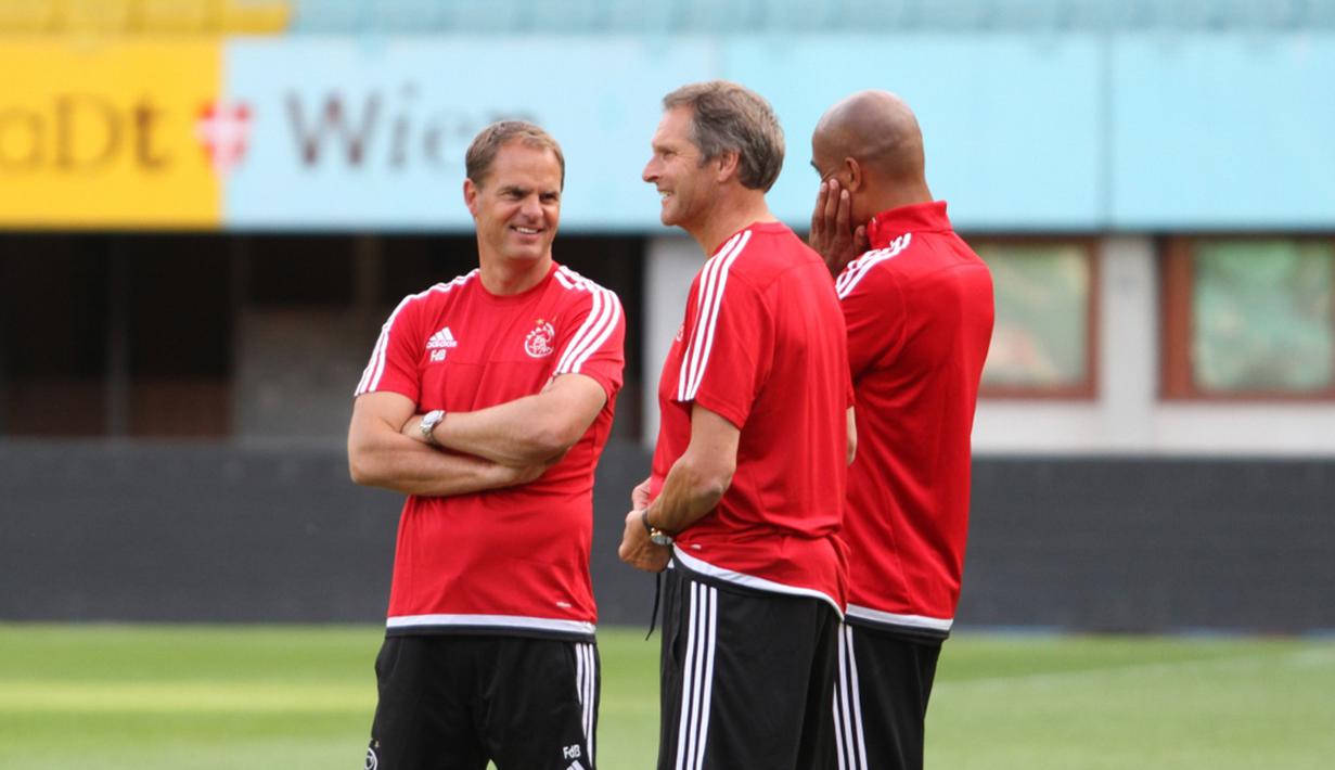 Frank de Boer (kiri) bersama dua asistennya tengah memantau para pemain Ajax Amsterdam berlatih di stadion Ernst Happel, Selasa (28/7) malam waktu setempat. (Bola.com/Reza Khomaini)