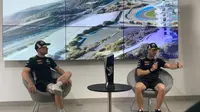 Pembalap Kawasaki, Alex Lowes (kiri) dan Jonathan Rea, saat menghadiri acara fan meeting di Kawasaki Office, Jakarta, pada Senin (7/11/2022). Keduanya bakal melakoni seri ke-11 WSBK 2022 di Sirkuit Mandalika pada 11-13 November mendatang. (Liputan6.com/Melinda Indrasari)