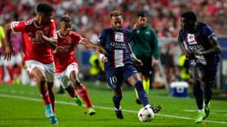 Pemain Paris Saint-Germain (PSG) Neymar (tengah) dikejar oleh pemain Benfica David Neres (kedua kiri) pada pertandingan sepak bola Grup H Liga Champions di Stadion Luz, Lisbon, Portugal, 5 Oktober 2022. Pertandingan berakhir imbang 1-1. (AP Photo/Armando Franca)