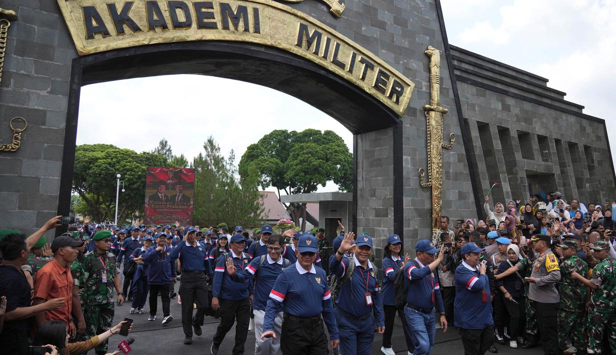 Para anggota kabinet Merah Putih meninggalkan Akademi Militer setelah mengikuti kegiatan retreat di Magelang, Jawa Tengah, Minggu 27 Oktober 2024. (AP Photo/Achmad Ibrahim)