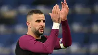 Bek Inggris Burnley #02, Kyle Walker, bertepuk tangan kepada para penggemar di lapangan setelah pertandingan Liga Inggris antara Burnley dan Tottenham Hotspur di Turf Moor di Burnley, barat laut Inggris pada 24 Januari 2026. Pertandingan berakhir 2-2. (Oli SCARFF/AFP)