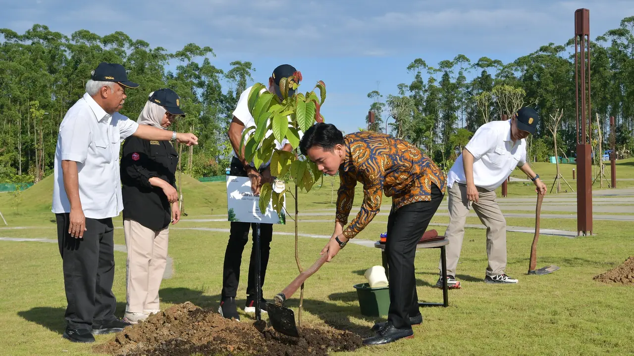 Wakil Presiden (Wapres) Gibran Rakabuming Raka menanam Pohon Ulin di Plaza Bhinneka Tunggal Ika, Kamis, (29/5/2025).