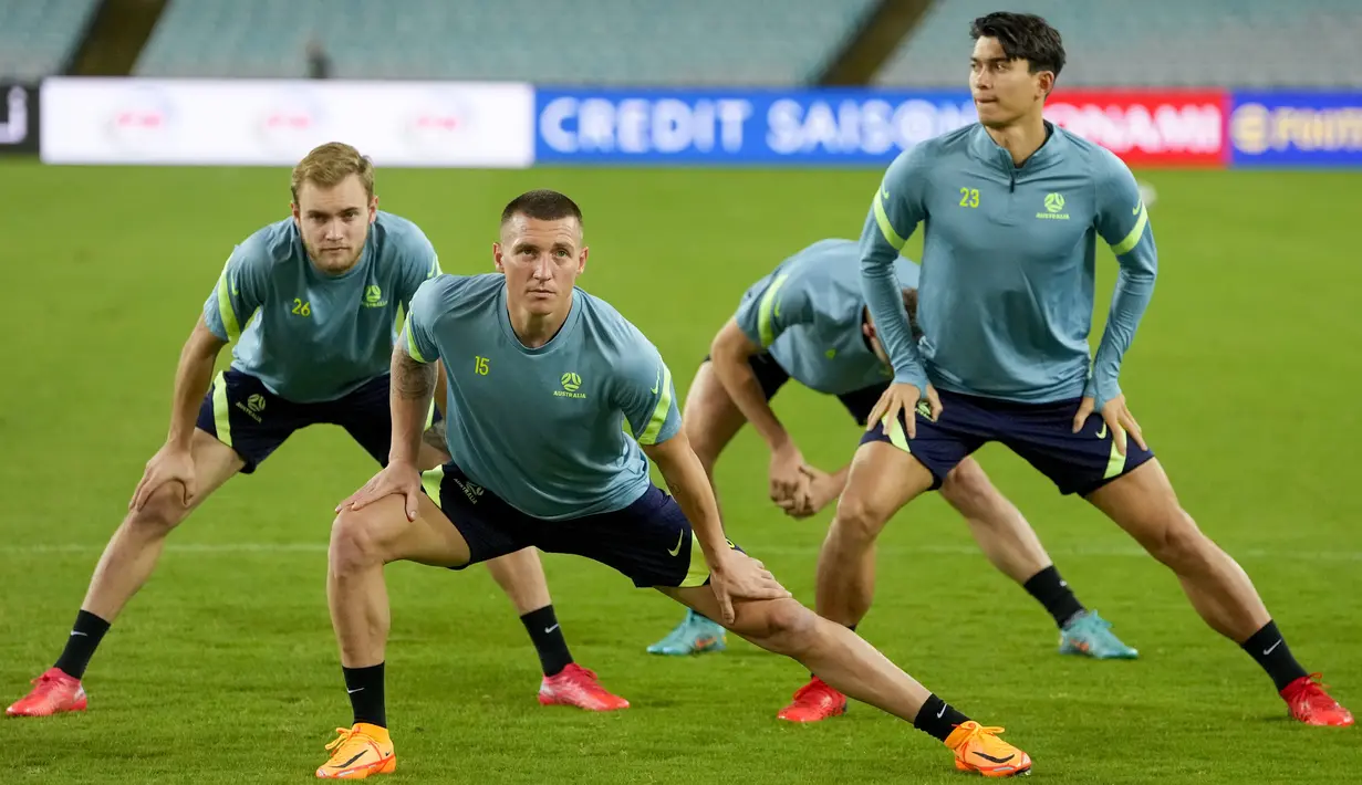 Para pemain Australia melakukan pemanasan saat sesi latihan sehari menjelang Kualifikasi Piala Dunia 2022 zona Asia di Stadium Australia, Rabu (23/3/2022). Big match Australia vs Jepang akan digelar di Stadion Australia, pada Kamis, 24 Maret 2022. (AP Photo/Mark Baker)