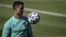 Pemain depan Portugal, Cristiano Ronaldo menghadiri sesi latihan dalam persiapan untuk Euro 2020 di kamp pelatihan "Cidade do Futebol" di Oeiras, Senin (7/6/2021). Bintang Juventus itu telah mulai bermain untuk Timnas Portugal sejak tahun 2003 lalu. (PATRICIA DE MELO MOREIRA/AFP)