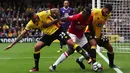 Pemain Watford berebut bola dengan pemain MU, Paul Pogba, dalam laga Premier League di Stadion Vicarage Road, Minggu (18/9/2016). (Reuters/Eddie Keogh)
