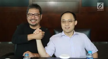 CEO KMK Online Adi Sariaatmadja (kanan) dan CEO KLN Steve Christian bersalaman usai menandatangani Akta Penggabungan (merger) PT Liputan6.com dan PT KLN, Jakarta, Kamis (29/3). Merger ini melahirkan KapanLagi Youniverse. (Liputan6.com/Arya Manggala)